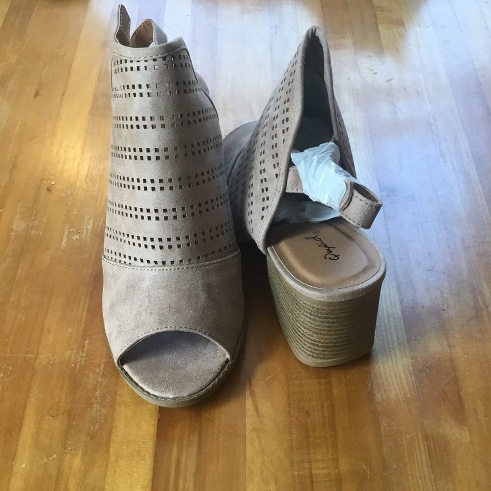 New, never worn. Size 9 block heel, peep toe - Picture 2 of 2